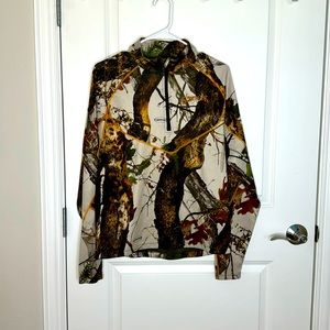 Scantily vertigo pull over size med